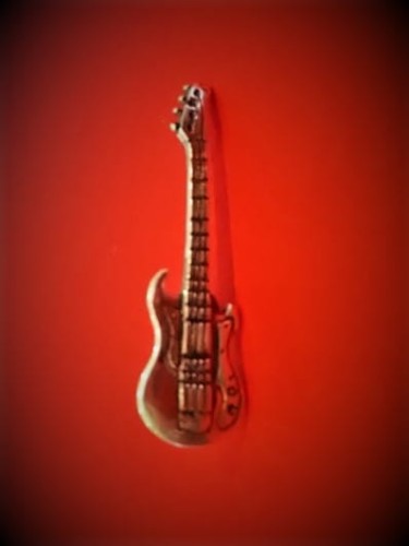 muzyczna_biżuteria_srebrna_przypinka_broszka_gitara_basowa_precision_bass_silver__1_1.jpg